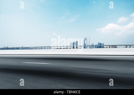 Strada vuota con la fotografia moderna Foto Stock