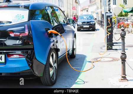 LJUBLJANA, Slovenia - 30 giugno 2018: auto elettrica BMW I3 in carica le batterie in una stazione di ricarica a Ljubljana, Slovenia. Essa è stata la BMW prima massa- Foto Stock