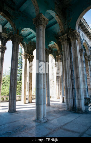 TSKALTUBO, Georgia - 27 Aprile 2019: dettaglio dei abbandonato sanatorio sovietico Medea di Tskaltubo, Georgia. Tskaltubo fu importante centro termale dur Foto Stock