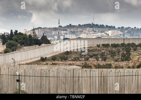 La parete di separazione tra Israele e la Cisgiordania Foto Stock