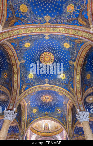 Vista interna della Chiesa di tutte le Nazioni o la Basilica dell Agonia sul Monte degli Ulivi, accanto ai giardini del Getsemani a Gerusalemme Foto Stock