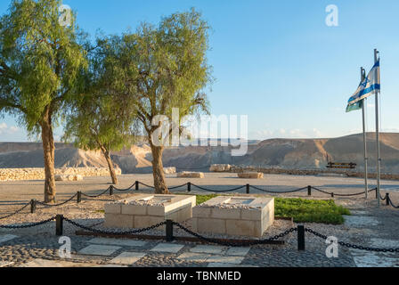 La tomba del fondatore dello Stato di Israele, Ben-Gurion e sua moglie nel kibbutz Sde Boker nel deserto della Giudea, Israele. Foto Stock