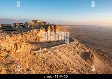 Strada sulla scogliera di Ramon Crater in Mizpe Ramon, Israele Foto Stock