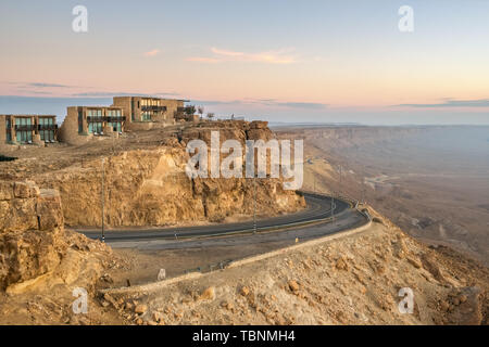 Strada sulla scogliera di Ramon Crater in Mizpe Ramon, Israele Foto Stock