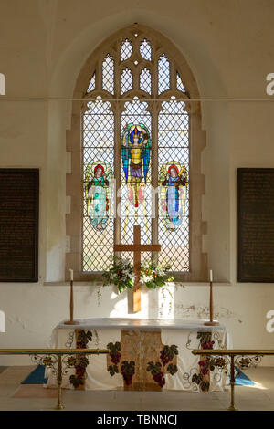 Vetrata di St Michael con angeli e Dilworth c 1950s/60s chiesa Tunstall, Suffolk, Inghilterra, Regno Unito Foto Stock