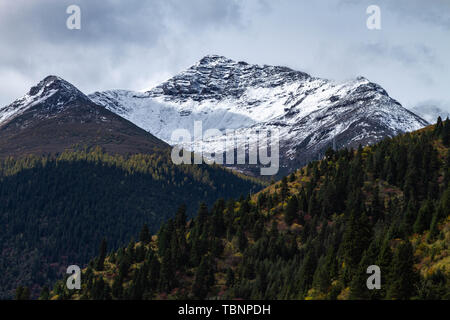 Autunno scenario di montagna Mengpen Foto Stock