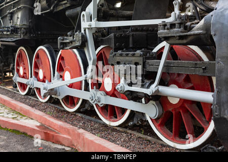 Antiche locomotive diesel. Locomotive retrò .. Locomotiva nera. Locomotiva verde. La stazione ferroviaria e i treni. Foto Stock