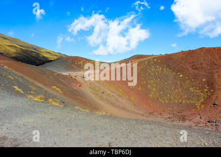 Incredibile dei crateri Silvestri sul Monte Etna in Sicilia italiano. Il suggestivo paesaggio vulcanico è una popolare destinazione turistica. Catturate con gli escursionisti sul bordo del cratere. Foto Stock