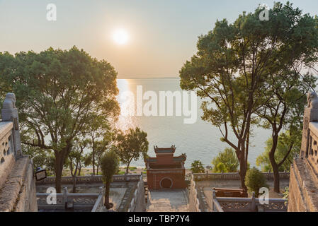 Guarda il lago Dongting sotto Yueyanglou Foto Stock