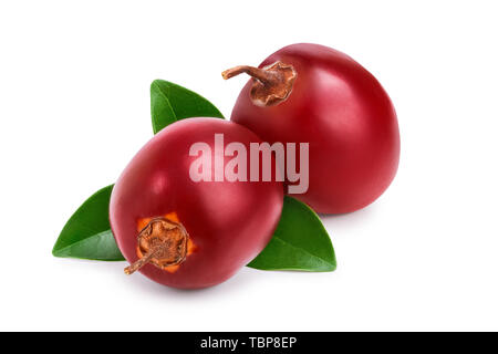 Tamarillo freschi frutti con foglie isolati su sfondo bianco Foto Stock