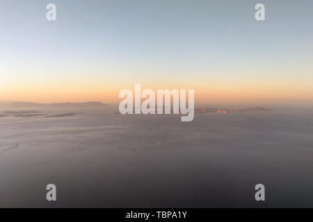 Santorini, Grecia: vista dall'aereo in volo Foto Stock