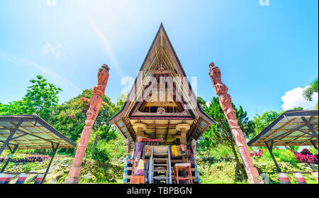 Ambarita, Indonesia - 22 Febbraio 2019: Batak casa tradizionale facciata tradizionale villaggio vista frontale sul Lago Toba, famosa meta di viaggio in Suma Foto Stock