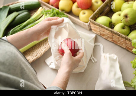 Donna con eco bag frutto di acquisto nel negozio. Zero rifiuti Nozione Foto Stock