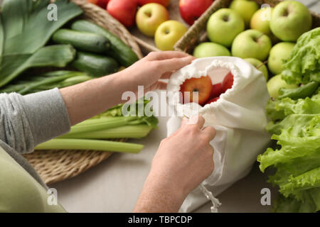 Donna con eco bag frutto di acquisto nel negozio. Zero rifiuti Nozione Foto Stock