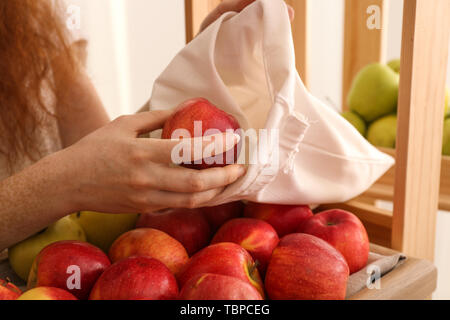 Donna con eco bag frutto di acquisto nel negozio. Zero rifiuti Nozione Foto Stock