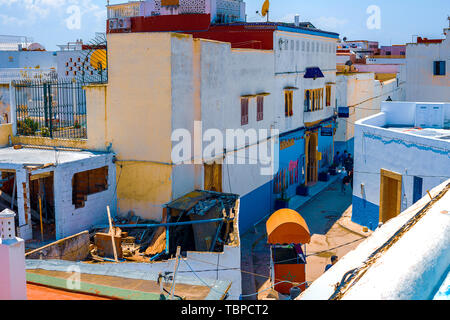 Vista della parte vecchia della medina con blue-pareti bianche dal tetto di un edificio tradizionale nella città di Rabat, Marocco Foto Stock