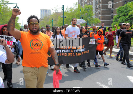 NEW YORK, NY - 01 giugno: Stephen Marshall attivisti e frequentare il 2019 la pace nelle strade: la pace e l unità marzo in Harlem su Giugno 01, 2019 a New Yor Foto Stock