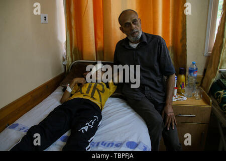 Beit Hanoun, Palestina. 2 giugno 2019 - 2 giugno 2019. Al Baraa Fayeq Ahmed al-Kafarneh, 11, riceve un trattamento medico in ospedale dopo essere stato ferito dai soldati israeliani sul confine venerdì proteste di Abu Safiya area nel nord della Striscia di Gaza. Â Il ragazzo ha perso il suo occhio immediatamente dopo essere stato colpito da un soldato israeliano con un proiettile di gomma e nonostante il trattamento ricevuto in un ospedale oftalmico di Gaza City. Secondo una relazione pubblicata dal 'Salva i bambini'' organizzazione alla fine dello scorso mese di marzo, a leastÂ 49Â i bambini hanno beenÂ ucciso a Gaza la recinzione di confine sin dall'inizio del GRE C Foto Stock