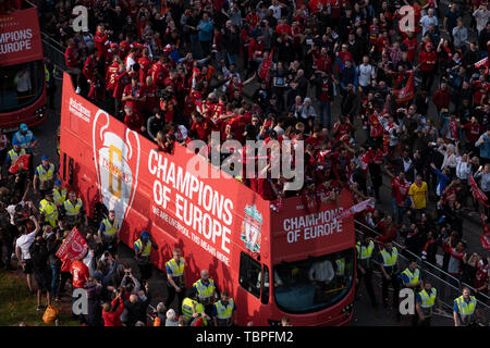 2 giugno 2019: Liverpool, Regno Unito. A seguito della loro Champions League successo la scorsa notte, Liverpool Football Club parade la Champions League su di un autobus aperto sul tetto attraverso il centro della città di Liverpool. Credito: Christopher Middleton/Alamy Live News Foto Stock