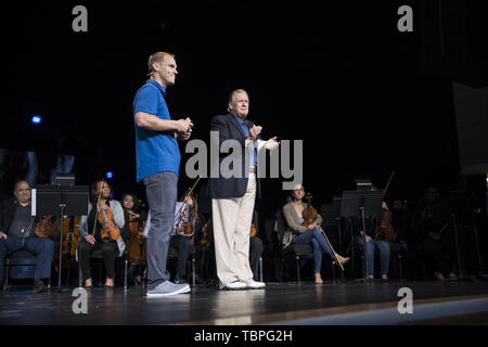 Vienna, Virginia, Stati Uniti d'America. 2 Giugno, 2019. Il Presidente degli Stati Uniti, Trump fa una visita a sorpresa a McLean la Bibbia Chiesa a Vienna, Virginia, dove il pastore David Platt pregava per lui domenica 2 giugno 2019. Credito: Sarah Silbiger/Piscina via CNP Credito: Sarah Silbiger/CNP/ZUMA filo/Alamy Live News Foto Stock