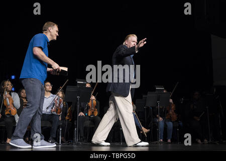 Vienna, Virginia, Stati Uniti d'America. 2 Giugno, 2019. Il Presidente degli Stati Uniti, Trump fa una visita a sorpresa a McLean la Bibbia Chiesa a Vienna, Virginia, dove il pastore David Platt pregava per lui domenica 2 giugno 2019. Credito: Sarah Silbiger/Piscina via CNP Credito: Sarah Silbiger/CNP/ZUMA filo/Alamy Live News Foto Stock