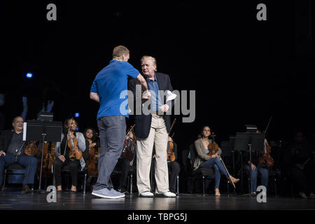 Vienna, Virginia, Stati Uniti d'America. 2 Giugno, 2019. Il Presidente degli Stati Uniti, Trump fa una visita a sorpresa a McLean la Bibbia Chiesa a Vienna, Virginia, dove il pastore David Platt pregava per lui domenica 2 giugno 2019. Credito: Sarah Silbiger/Piscina via CNP Credito: Sarah Silbiger/CNP/ZUMA filo/Alamy Live News Foto Stock