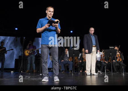 Vienna, Virginia, Stati Uniti d'America. 2 Giugno, 2019. Il Presidente degli Stati Uniti, Trump fa una visita a sorpresa a McLean la Bibbia Chiesa a Vienna, Virginia, dove il pastore David Platt pregava per lui domenica 2 giugno 2019. Credito: Sarah Silbiger/Piscina via CNP Credito: Sarah Silbiger/CNP/ZUMA filo/Alamy Live News Foto Stock