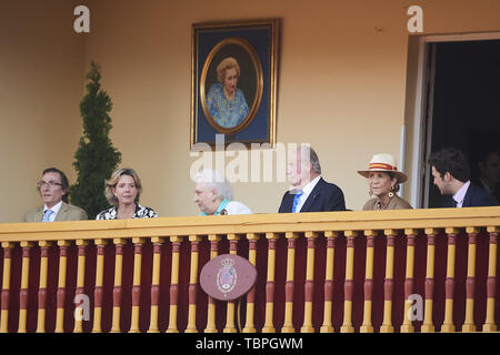 Aranjuez, Madrid, Spagna. 2 Giugno, 2019. Il re Juan Carlos di Spagna, Principessa Elena de Borbon, Felipe Juan Froilan de Marichalar, Fernando Gomez-Acebo Borbon, Simoneta Gomez-Acebo Borbon, Princes Pilar di Borbon assiste la corrida omaggio a Maria de las Mercedes de Borbon a Plaza de Toros de Aranjuez il 2 giugno 2019 in Aranjuez, Spagna .Questo evento è l'ultimo evento come Re Juan Carlos di Spagna Spagna rappresenterà il Royals spagnolo prima di questo credito di pensionamento: Jack Abuin/ZUMA filo/Alamy Live News Foto Stock