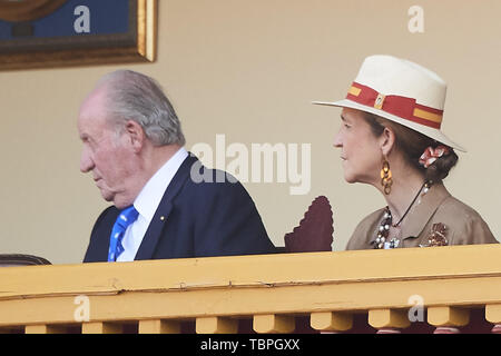 Aranjuez, Madrid, Spagna. 2 Giugno, 2019. Il re Juan Carlos di Spagna, Principessa Elena de Borbon, Felipe Juan Froilan de Marichalar, Fernando Gomez-Acebo Borbon, Simoneta Gomez-Acebo Borbon, Princes Pilar di Borbon assiste la corrida omaggio a Maria de las Mercedes de Borbon a Plaza de Toros de Aranjuez il 2 giugno 2019 in Aranjuez, Spagna .Questo evento è l'ultimo evento come Re Juan Carlos di Spagna Spagna rappresenterà il Royals spagnolo prima di questo credito di pensionamento: Jack Abuin/ZUMA filo/Alamy Live News Foto Stock