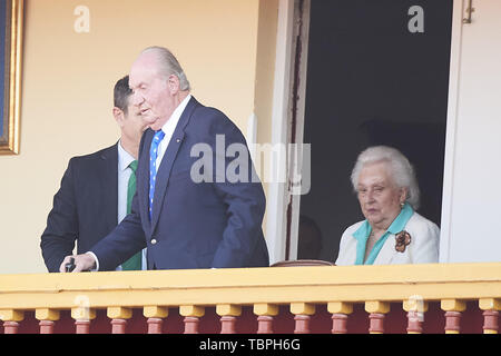 Aranjuez, Madrid, Spagna. 2 Giugno, 2019. Il re Juan Carlos di Spagna assiste la corrida omaggio a Maria de las Mercedes de Borbon a Plaza de Toros de Aranjuez il 2 giugno 2019 in Aranjuez, Spagna .Questo evento è l'ultimo evento come Re Juan Carlos di Spagna Spagna rappresenterà il Royals spagnolo prima di questo credito di pensionamento: Jack Abuin/ZUMA filo/Alamy Live News Foto Stock