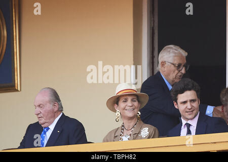 Aranjuez, Madrid, Spagna. 2 Giugno, 2019. Il re Juan Carlos di Spagna, Principessa Elena de Borbon, Felipe Juan Froilan de Marichalar, Fernando Gomez-Acebo Borbon, Simoneta Gomez-Acebo Borbon, Princes Pilar di Borbon assiste la corrida omaggio a Maria de las Mercedes de Borbon a Plaza de Toros de Aranjuez il 2 giugno 2019 in Aranjuez, Spagna .Questo evento è l'ultimo evento come Re Juan Carlos di Spagna Spagna rappresenterà il Royals spagnolo prima di questo credito di pensionamento: Jack Abuin/ZUMA filo/Alamy Live News Foto Stock