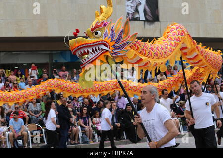 Kazanlak, Bulgaria. 2 Giugno, 2019. Le persone a svolgere dragon dance durante il Festival di Rose in Kazanlak, Bulgaria, Giugno 2, 2019. L'annuale Festival di Rose si è svolta domenica in Kazanlak. Si trova a circa 200 chilometri della capitale bulgara, Kazanlak è un prestigioso piantagione di rose e olio di rose centro di estrazione del paese. Credito: Zhan Natalino/Xinhua/Alamy Live News Foto Stock