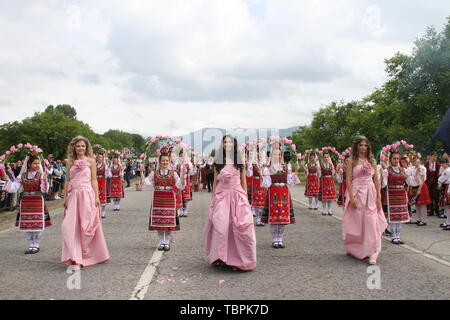 Kazanlak, Bulgaria. 2 Giugno, 2019. "Rose Queens' celebrare durante il Festival di Rose in Kazanlak, Bulgaria, Giugno 2, 2019. L'annuale Festival di Rose si è svolta domenica in Kazanlak. Si trova a circa 200 chilometri della capitale bulgara, Kazanlak è un prestigioso piantagione di rose e olio di rose centro di estrazione del paese. Credito: Zhan Natalino/Xinhua/Alamy Live News Foto Stock