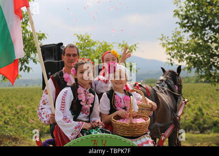 Kazanlak, Bulgaria. 2 Giugno, 2019. La gente buttare rose lascia per accogliere i visitatori durante il Festival di Rose in Kazanlak, Bulgaria, Giugno 2, 2019. L'annuale Festival di Rose si è svolta domenica in Kazanlak. Si trova a circa 200 chilometri della capitale bulgara, Kazanlak è un prestigioso piantagione di rose e olio di rose centro di estrazione del paese. Credito: Zhan Natalino/Xinhua/Alamy Live News Foto Stock