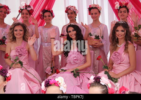 Kazanlak, Bulgaria. 2 Giugno, 2019. "Rose Queens' ondata di persone durante il Festival di Rose in Kazanlak, Bulgaria, Giugno 2, 2019. L'annuale Festival di Rose si è svolta domenica in Kazanlak. Si trova a circa 200 chilometri della capitale bulgara, Kazanlak è un prestigioso piantagione di rose e olio di rose centro di estrazione del paese. Credito: Zhan Natalino/Xinhua/Alamy Live News Foto Stock