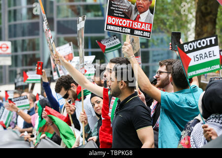 Londra, Regno Unito. 02Giugno, 2019. Manifestanti tenere cartelli e bandiere palestinese durante il rally. Di Al Quds giorno rally è un evento che dovrebbe evidenziare la sofferenza del popolo palestinese e la consapevolezza della persecuzione islamica in tutto il mondo. La Al-Quds giornata, una giornata annuale di protesta decretato nel 1979 dal compianto righello iraniano Ayatollah Khomeini è celebrata per esprimere il sostegno per il popolo palestinese e la loro resistenza contro l'occupazione israeliana. Un contatore di dimostrazione da parte di Israele i sostenitori hanno avuto luogo anche. Credito: SOPA Immagini limitata/Alamy Live News Foto Stock