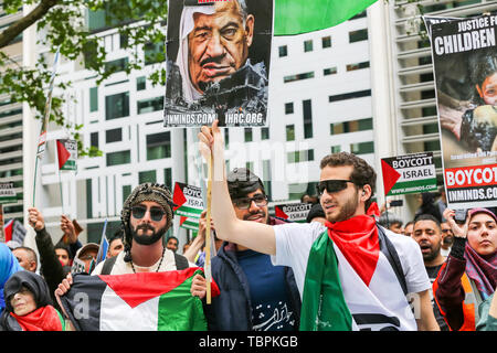 Londra, Regno Unito. 02Giugno, 2019. Manifestanti tenere cartelli e bandiera palestinese durante il rally. Di Al Quds giorno rally è un evento che dovrebbe evidenziare la sofferenza del popolo palestinese e la consapevolezza della persecuzione islamica in tutto il mondo. La Al-Quds giornata, una giornata annuale di protesta decretato nel 1979 dal compianto righello iraniano Ayatollah Khomeini è celebrata per esprimere il sostegno per il popolo palestinese e la loro resistenza contro l'occupazione israeliana. Un contatore di dimostrazione da parte di Israele i sostenitori hanno avuto luogo anche. Credito: SOPA Immagini limitata/Alamy Live News Foto Stock