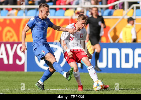 Gdynia, Polonia. 02Giugno, 2019. Davide Frattesi di Italia e Michal Skoras della Polonia sono visto in azione durante il FIFA U-20 World Cup match tra Italia e Polonia (round di 16) a Gdynia. (Punteggio finale; Italia 1:0 Polonia ) Credito: SOPA Immagini limitata/Alamy Live News Foto Stock