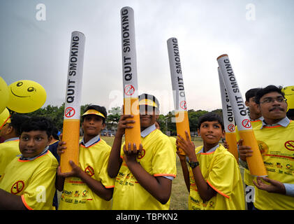 Kolkata, India. 02Giugno, 2019. Ragazzi delle scuole in attesa delle repliche di sigarette durante il rally. La scuola dei bambini prendere parte al fumo Rally libero durante il tabacco non settimana di sensibilizzazione in Kolkata, esse convogliano messaggi alla gente comune per quanto riguarda gli effetti del fumo di tabacco e. Credito: SOPA Immagini limitata/Alamy Live News Foto Stock