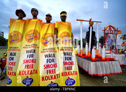 Kolkata, India. 02Giugno, 2019. Gli artisti interpreti o esecutori in anti-fumo costumi durante il rally. La scuola dei bambini prendere parte al fumo Rally libero durante il tabacco non settimana di sensibilizzazione in Kolkata, esse convogliano messaggi alla gente comune per quanto riguarda gli effetti del fumo di tabacco e. Credito: SOPA Immagini limitata/Alamy Live News Foto Stock