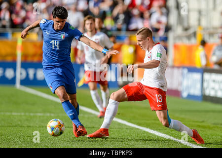Gdynia, Polonia. 02Giugno, 2019. Raoul Bellanova da Italia (L) e Michal Skoras dalla Polonia (R) sono visto in azione durante il FIFA U-20 World Cup match tra Polonia e Italia (round di 16) a Gdynia. (Punteggio finale; Italia 1:0 Polonia ) Credito: SOPA Immagini limitata/Alamy Live News Foto Stock