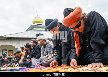 Gowa, Indonesia. 03 Giugno, 2019. I membri di un comune islamica An-Nadzir pregare durante l'Eid Al Fitr alla Baitul Muqaddis moschea in Gowa, Sulawesi Sud provincia. An-Nadzir è un'esclusiva comunità islamica di 5,000-10.000 seguaci in tutta l'Indonesia.hanno celebrato l'Eid al-Fitr precedente a la maggior parte dei musulmani indonesiani che sarà probabilmente svolgere il 5 di giugno. Credito: SOPA Immagini limitata/Alamy Live News Foto Stock