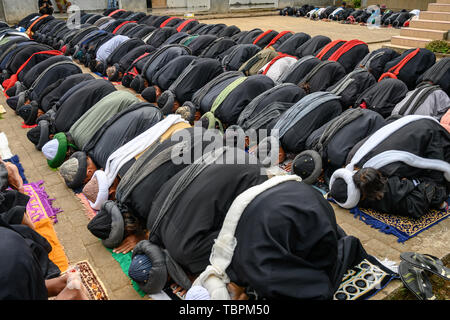 Gowa, Indonesia. 03 Giugno, 2019. I membri di un comune islamica An-Nadzir pregare durante l'Eid Al Fitr alla Baitul Muqaddis moschea in Gowa, Sulawesi Sud provincia. An-Nadzir è un'esclusiva comunità islamica di 5,000-10.000 seguaci in tutta l'Indonesia.hanno celebrato l'Eid al-Fitr precedente a la maggior parte dei musulmani indonesiani che sarà probabilmente svolgere il 5 di giugno. Credito: SOPA Immagini limitata/Alamy Live News Foto Stock