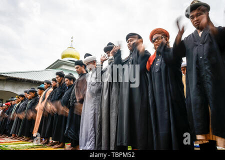 Gowa, Indonesia. 03 Giugno, 2019. I membri di un comune islamica An-Nadzir pregare durante l'Eid Al Fitr alla Baitul Muqaddis moschea in Gowa, Sulawesi Sud provincia. An-Nadzir è un'esclusiva comunità islamica di 5,000-10.000 seguaci in tutta l'Indonesia.hanno celebrato l'Eid al-Fitr precedente a la maggior parte dei musulmani indonesiani che sarà probabilmente svolgere il 5 di giugno. Credito: SOPA Immagini limitata/Alamy Live News Foto Stock