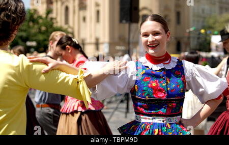 Pechino, Repubblica Ceca. 2 Giugno, 2019. Gli artisti interpreti o esecutori di danza con i visitatori durante la "Praga - Cuore delle Nazioni' festival a Praga e nella Repubblica ceca, Giugno 2, 2019. Credito: Dana Kesnerova/Xinhua/Alamy Live News Foto Stock