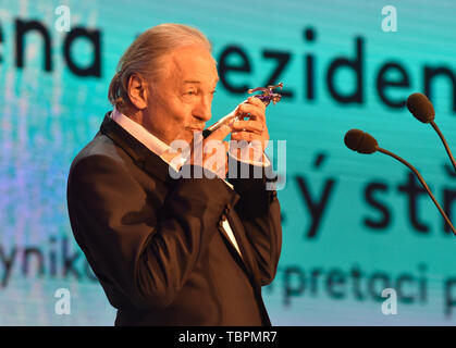 Zlin, Repubblica Ceca. 31 Maggio, 2019. Cantante ceco Karel Gott prende il "Golden Slipper' Award per una eccezionale interpretazione di brani in Czech Film, entro la cinquantanovesima Zlin Film Festival - Festival Internazionale del film per i bambini e la gioventù di Zlin, Repubblica Ceca, il 31 maggio 2019. Credito: Dalibor Gluck/CTK foto/Alamy Live News Foto Stock