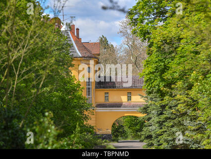 Wunsdorf, Deutschland. 29 Maggio, 2019. 29.05.2019, Brandeburgo, Wunsdorf: l'ex militare di casa del sito degli ufficiali. Il sito è stato ginnastica militare (1919), poi scuola militare (1933) e dal 1945 la casa degli ufficiali. Credito: Patrick Pleul/dpa-Zentralbild/ZB | in tutto il mondo di utilizzo/dpa/Alamy Live News Foto Stock