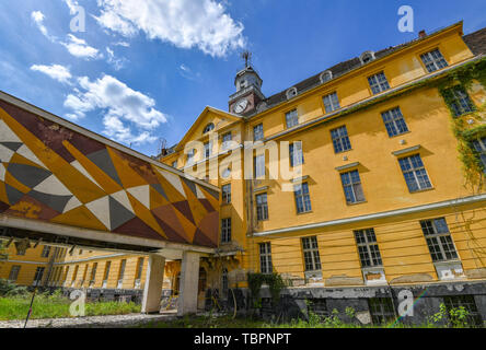 Wunsdorf, Deutschland. 29 Maggio, 2019. 29.05.2019, Brandeburgo, Wunsdorf: l'ex militare di casa del sito degli ufficiali. Il sito è stato ginnastica militare (1919), poi scuola militare (1933) e dal 1945 la casa degli ufficiali. Credito: Patrick Pleul/dpa-Zentralbild/ZB | in tutto il mondo di utilizzo/dpa/Alamy Live News Foto Stock