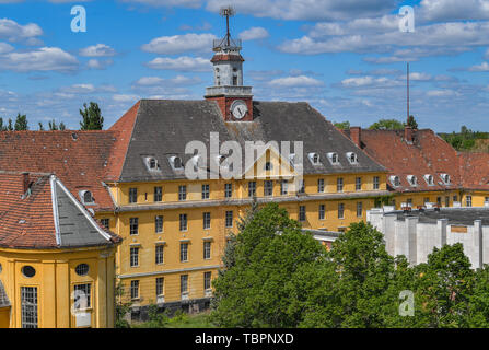 Wunsdorf, Deutschland. 29 Maggio, 2019. 29.05.2019, Brandeburgo, Wunsdorf: l'ex militare di casa del sito degli ufficiali. Il sito è stato ginnastica militare (1919), poi scuola militare (1933) e dal 1945 la casa degli ufficiali. Credito: Patrick Pleul/dpa-Zentralbild/ZB | in tutto il mondo di utilizzo/dpa/Alamy Live News Foto Stock