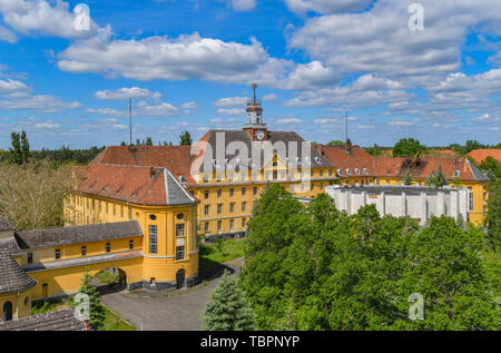 Wunsdorf, Deutschland. 29 Maggio, 2019. 29.05.2019, Brandeburgo, Wunsdorf: l'ex militare di casa del sito degli ufficiali. Il sito è stato ginnastica militare (1919), poi scuola militare (1933) e dal 1945 la casa degli ufficiali. Credito: Patrick Pleul/dpa-Zentralbild/ZB | in tutto il mondo di utilizzo/dpa/Alamy Live News Foto Stock